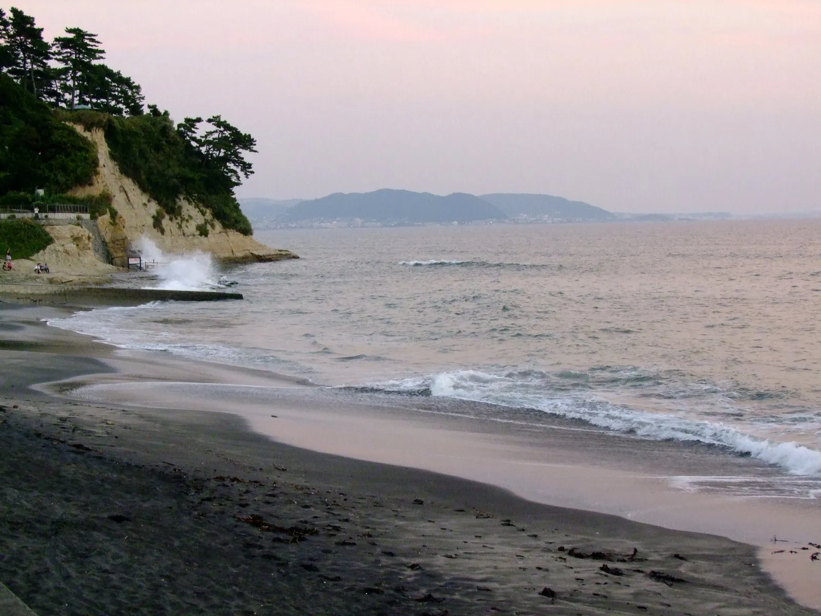 夕刻の稲村ヶ崎。空が桃色に染まり、岬と海が静かなシルエットになる