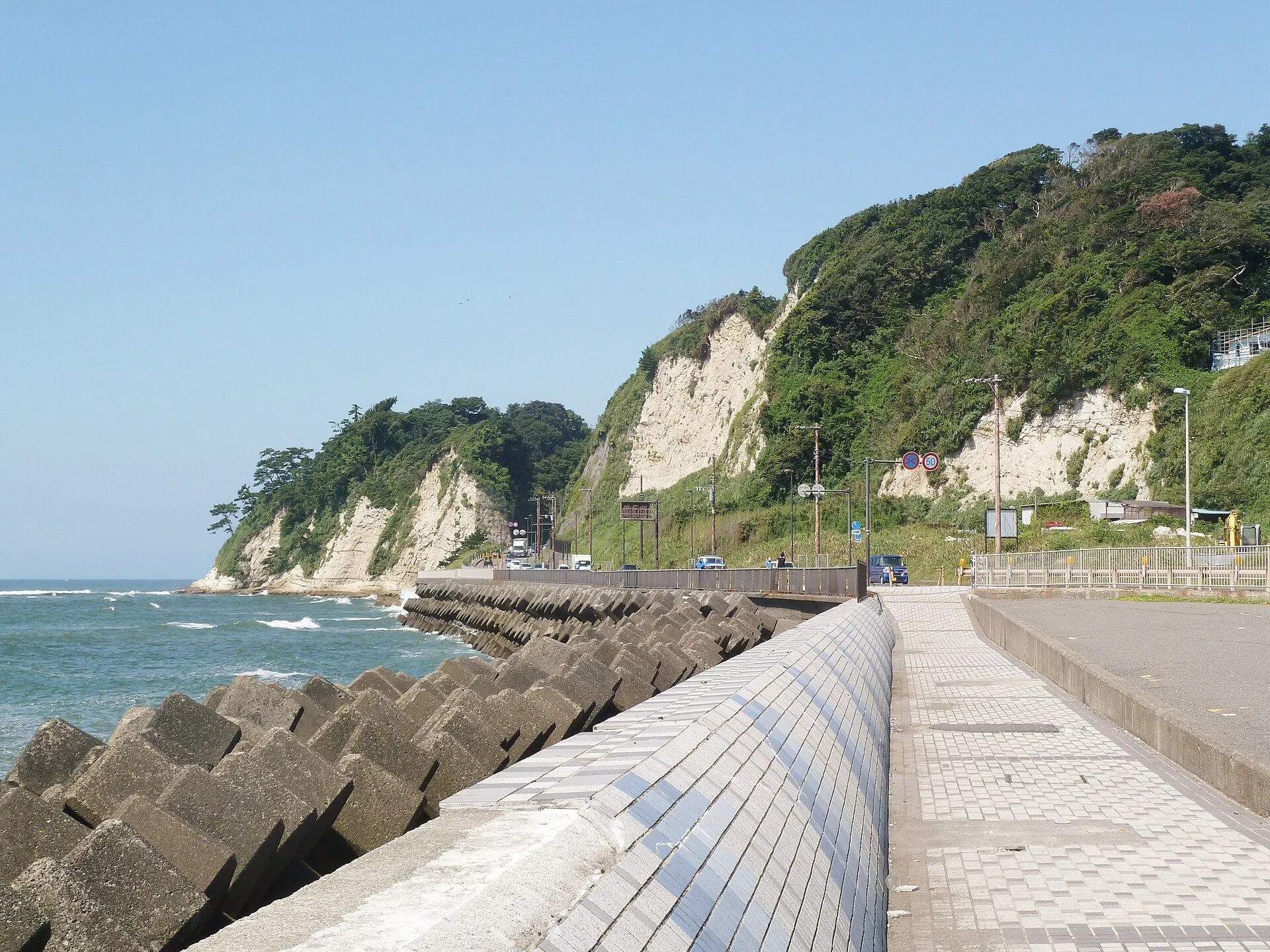 東側から見た稲村ヶ崎。海沿いの遊歩道の先に白い崖が続く