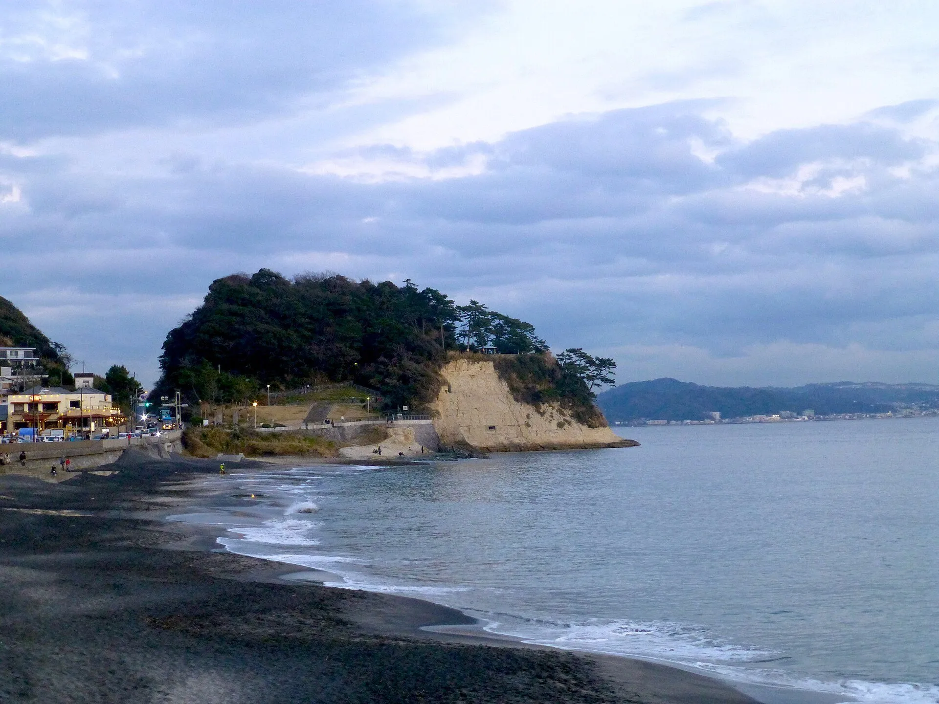 冬の夕暮れに海へ張り出す稲村ヶ崎の全景
