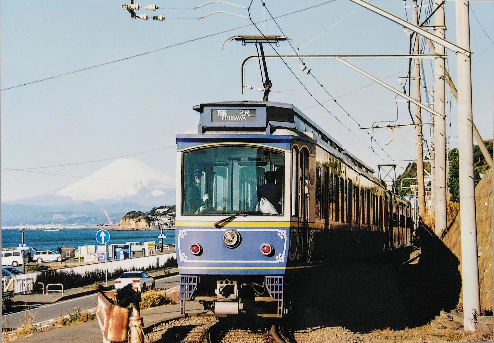 湘南の海と富士山を背景に走る江ノ電の車両