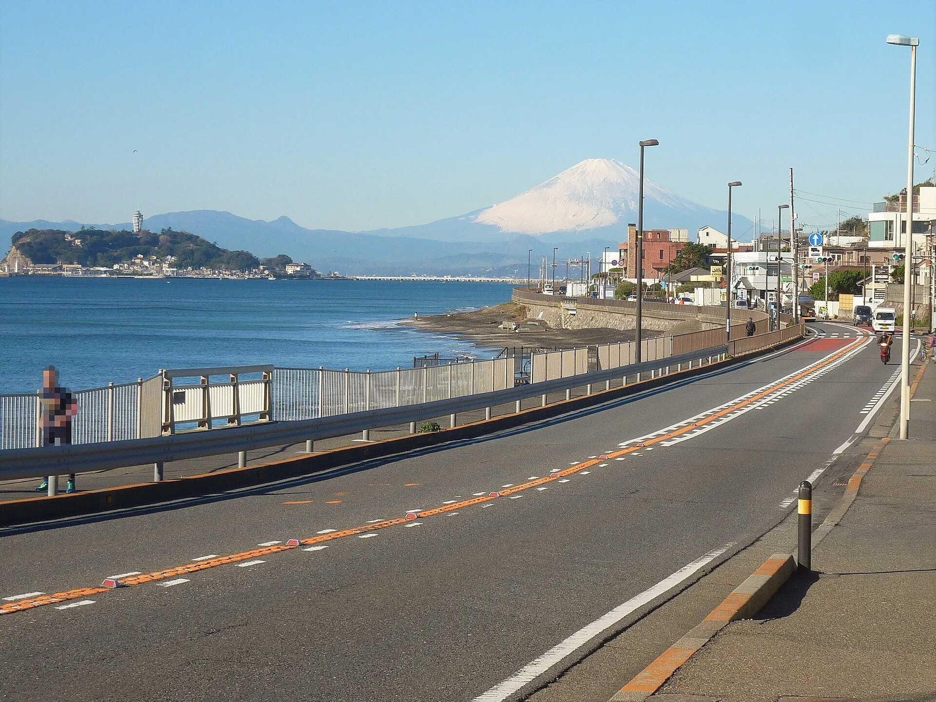 国道134号の歩道から望む江の島と富士山