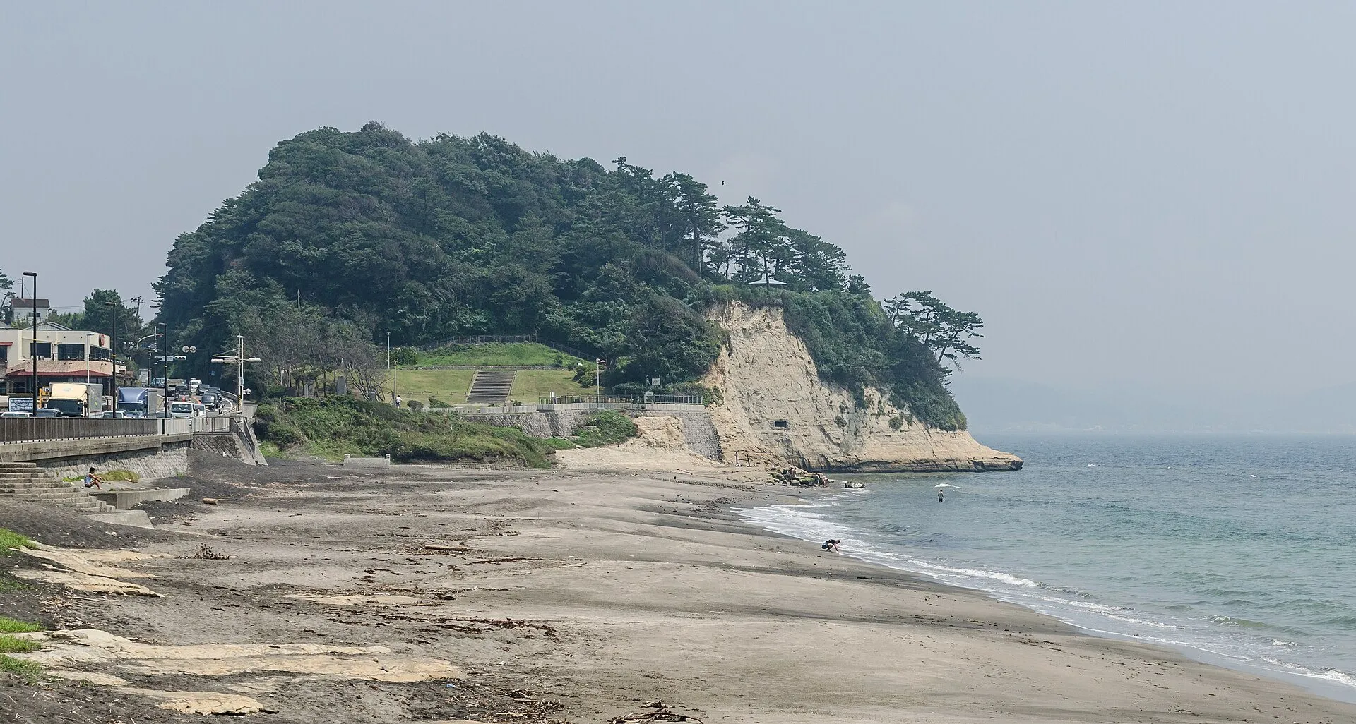 七里ヶ浜の砂浜から見た稲村ヶ崎の全景